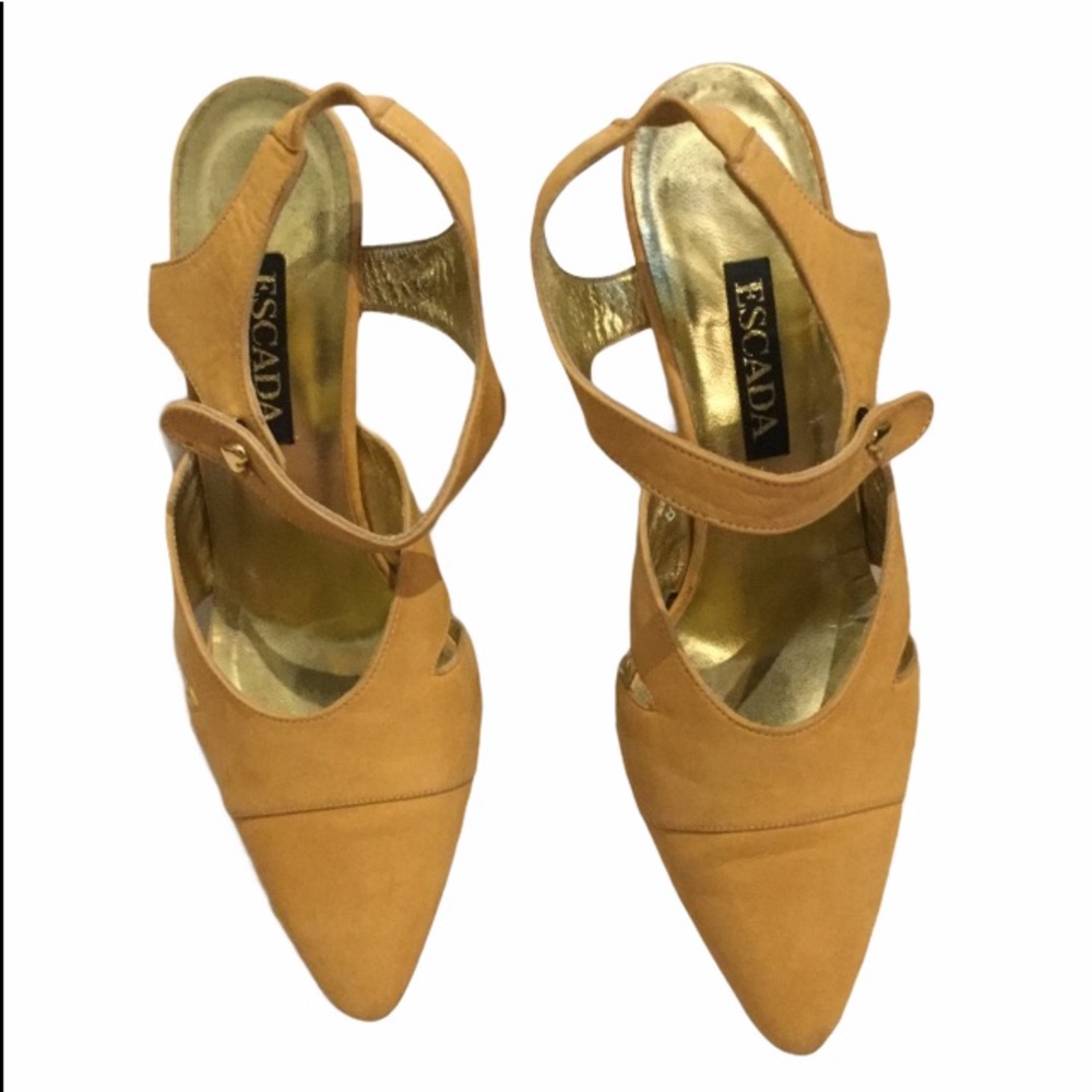 ESCADA peach low heel with heart shaped button &